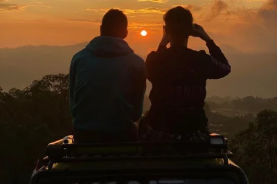 Erlebe eine mount batur sonnenaufgang jeep-tour mit hoteltransfer, lokalem guide, frühstück und kaffeeverkostung. genieße den blick auf den lake batur und die vulkanlandschaft auf bali.
