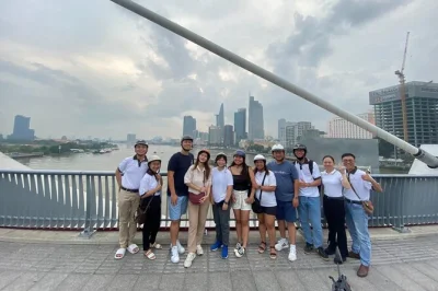 Descubra saigon de bike com guia local. visite a catedral de notre dame, a famosa igreja rosa tan dinh e aproveite a comida de rua no mercado ho thi ky. reserve já!