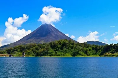 Scopri il lago arenal, passeggia sui ponti sospesi di mistico e rilassati nelle terme naturali in un tour di un giorno da guanacaste con colazione, pranzo e trasferimenti inclusi.