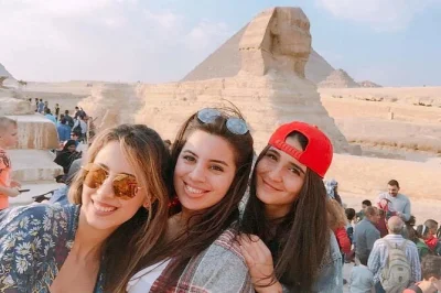 Scopri le piramidi di giza, la sfinge, il museo egizio e il khan el khalili con un tour privato di 2 giorni da alessandria. include hotel, guida e trasferimenti.