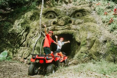 Erlebe quadfahren durch balis reisfelder und dschungel, dann rafting auf dem ayung river. inklusive hoteltransfer, guide, sicherheitsausrüstung und buffet-mittagessen.