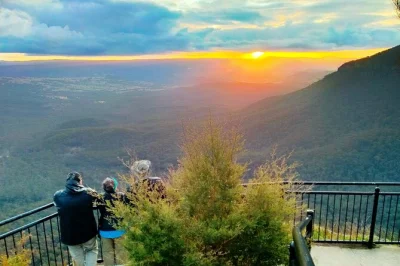 Blue mountains, encuentro cercano con koalas, canguros salvajes y atardecer en three sisters. incluye almuerzo y cena con sabores locales. tour en grupo pequeño desde sídney con salida tardía.