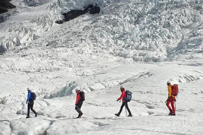 Sinta o som dos crampons no gelo em uma caminhada no glaciar de skaftafell, com guia certificado, grupo pequeno e transporte 4x4 até a geleira. equipamento completo incluso.
