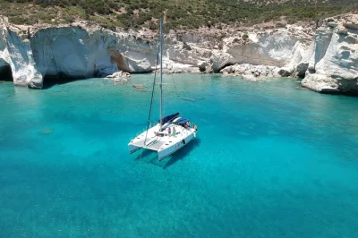 Scopri le calette nascoste di milos, fai snorkeling nella grotta di sykia e a kleftiko, gustando snack e bevande greche fatte in casa durante una crociera in catamarano in piccolo gruppo con tutta l