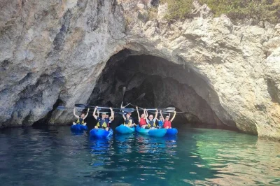 Remada pela baía de argólida em tyros arcádia, visite a gruta dos amantes e nade na praia tigani. excursão guiada de caiaque com instrutores locais e vistas costeiras únicas.