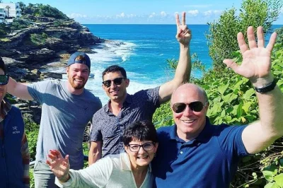 Descubra os bairros de sydney em 4 horas—passeie por the rocks, sinta a brisa em bondi beach e ouça histórias reais com guia local. pickup no hotel incluso.