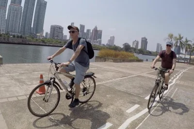 Explorez bangkok à vélo : découvrez le marché khlong toei, lumpini et benjakitti avec un guide local. vivez la ville autrement lors de cette balade à vélo.