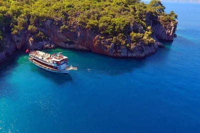 Entspanne bei einer marmaris bootstour mit badepausen, bbq-mittagessen und unbegrenzt softdrinks. inklusive hoteltransfer und freundlicher crew – ein sonniger tag auf dem wasser.