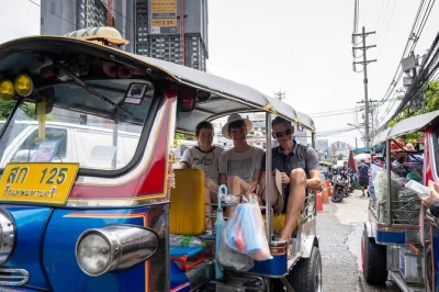 Découvrez le poumon vert de bangkok en rickshaw et à pied. visitez le marché klong toey, bang krachao et un marché flottant. déjeuner et transferts inclus.