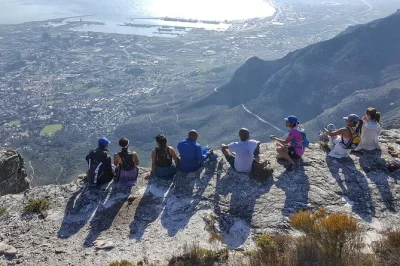 Siente la fuerza de table mountain bajo tus pies, elige tu ruta de senderismo y baja en teleférico. incluye guía local y opción de recogida.