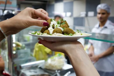 Erlebe mit einem einheimischen eine kulinarische tour durch deiras murraggabat mit palästinensischem falafel, irakischem räucherfisch oder kebabs, arabischem kaffee und spannenden geschichten.