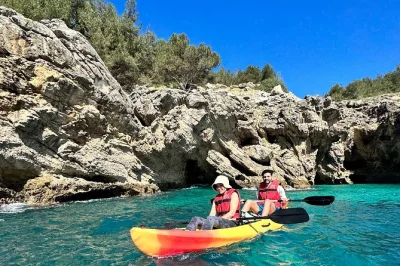 Sinta a brisa do atlântico enquanto explora as falésias de calcário de sesimbra de caiaque, descobre grutas escondidas e relaxa com um picnic caseiro na praia do ribeiro do cavalo. inclui transfer 