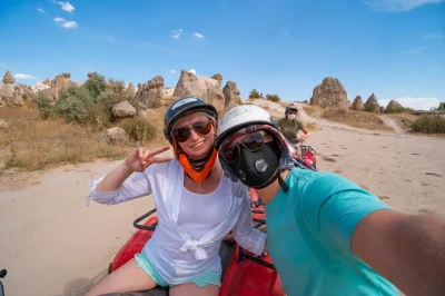 Siente el viento en un paseo en atv por los valles de cappadocia con guía local, recogida en hotel y todo el equipo incluido. descubre los valles rosa, amor y espada en quad.