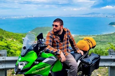 Disfruta un día completo en moto por el hai van pass desde hue o da nang, con baño en elephant springs, almuerzo de mariscos frescos y guía local. incluye equipo.