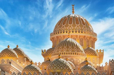 Descubra hurghada entre o antigo e o moderno—visite a vila de pescadores, a mesquita al mina, a igreja de santa maria e a animada marina, com transporte e guia local inclusos.