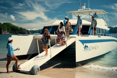 Découvrez l’île tortuga en catamaran depuis los sueños marina avec snorkeling, balade en banana boat, randonnée éco et déjeuner typique sur la plage costaricienne.
