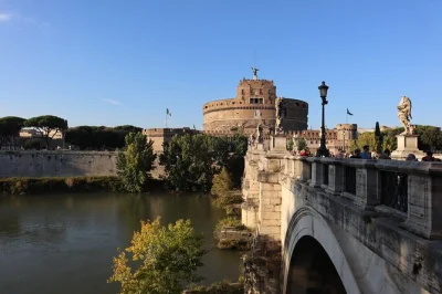 Entdecke das castel sant’angelo in rom mit lokalem guide, erkunde geheime räume, überquere die engelsbrücke und genieße den ausblick von der terrasse. eintritt inklusive.