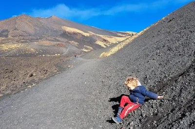 Etna familien-tour: entdeckt krater, uralte lavafelder und eine echte lavahöhle mit helm. inkl. spielset, ortskundigem guide und kleinen gruppen.