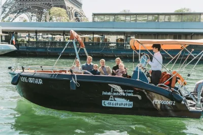 Genieße eine private seine-bootstour in paris mit französischem champagner, vorbei am eiffelturm, notre dame & mehr. inkl. treffpunkt, guide & flexible boote.