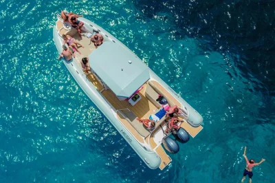 Islas egadi, favignana y levanzo: navega desde trapani en un tour en barco para grupos pequeños. nada en cala azzurra, explora cuevas marinas y disfruta de aperitivos locales y prosecco. incluye equi