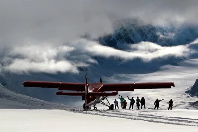 Vuela sobre denali desde talkeetna, con aterrizaje en glaciar y comentarios del piloto. incluye botas especiales para el hielo y check-in fácil en la cabaña de madera.