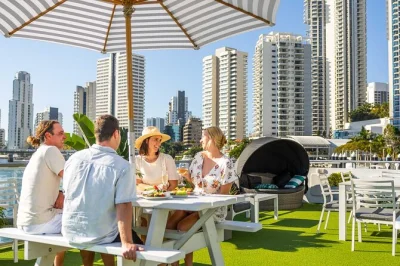 Navegue pelas águas da gold coast com almoço buffet, vista da cidade e comentários locais. inclui pickup em surfers paradise, camarões frescos e clima descontraído no deck superior.