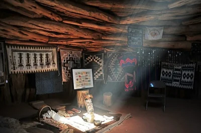 Découvrez monument valley lors d’un tour en 4x4 de 3h30 avec un guide navajo, incluant démonstration de hogan, pétroglyphes et arrêts photo. eau en bouteille fournie.