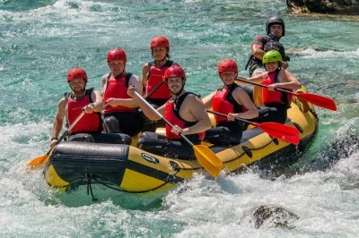 Sinta a emoção do rafting no rio soca em bovec, com pulos opcionais das pedras e todo o equipamento incluso. guias locais, busca no hotel e fotos grátis para guardar essa lembrança.