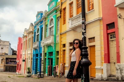 Explorez les ruelles coloniales de joão pessoa, découvrez le phare de cabo branco et les églises baroques avec un guide local. transfert hôtel et sites incontournables inclus.