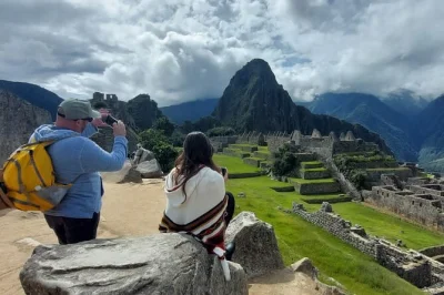 Descubra machu picchu em um passeio de um dia saindo de cusco, com trem panorâmico, guia especializado, ingressos inclusos e transfer do hotel para uma experiência completa.