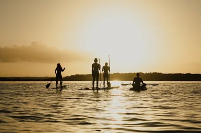 Laguna di bacalar, tour in paddleboard all’alba, nuoto in acque turchesi e colazione con i locali. include foto, guida e tutta l’attrezzatura.