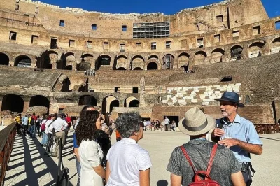 Erlebe das colosseum von innen, spaziere durch die antiken straßen des forum romanum und erkunde den palatin mit einem leidenschaftlichen guide. inklusive eintritt & headsets.