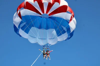 Feel the rush of parasailing above waikiki and diamond head, with up to 1,000-foot flights, a local crew, and skyline views. includes boat ride and all gear.