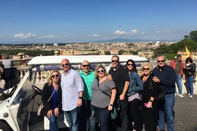 Erlebe rom entspannt im privaten golfcart – entdecke kolosseum, trevi-brunnen, spanische treppe & mehr mit flexiblen stopps, hotelabholung und lokalem guide.