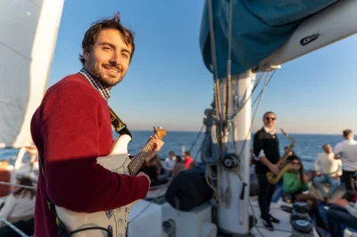 Barcelona, jazz ao vivo e passeio de catamarã com vista para a cidade. curta a brisa do mar, drinks gelados e música ao vivo com embarque fácil.