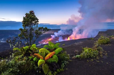 Siente el calor del kilauea, camina por tubos de lava antiguos y disfruta de los arcoíris en las cascadas de hilo. incluye recogida en hotel, almuerzo y relatos de un guía local.