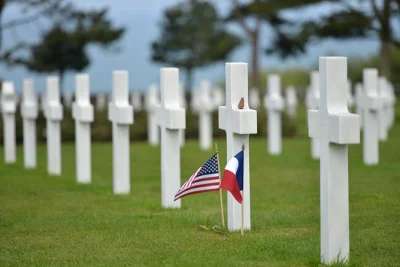 Pise na omaha beach, explore os penhascos de pointe du hoc e visite o cemitério americano. tour completo do dia d na normandia saindo de bayeux, com guia e entrada no museu inclusos.