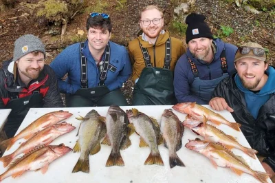 Siente la costa salvaje de alaska en una pesca desde ketchikan: captura tu propio pescado, avista águilas y disfruta una comida caliente junto al fuego. incluye equipo y almuerzo.