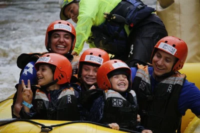 Siente la emoción del rafting en el río jacaré pepira en brotas, remando entre rápidos y risas con guías locales. incluye transporte privado y todo el equipo.