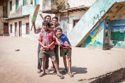 Explore dharavi em mumbai com um tour a pé guiado que quebra estereótipos, visita indústrias locais e escolas. reserve com transporte fácil.