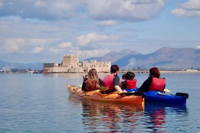 Sinta o vento do mar enquanto remamos pela costa de nafplio, contornando castelos medievais e ouvindo histórias locais. inclui lanches, snorkel e transfer de volta.