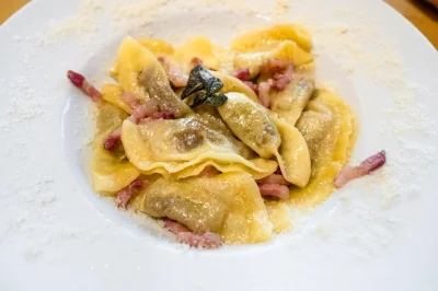 Explore as ruas de pedra de bergamo alta com um guia local, provando casoncelli, polenta e sorvete de stracciatella em um tour gastronômico em grupo pequeno com almoço incluso.