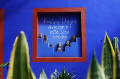 Visita la casa azul di frida kahlo a coyoacán con una guida locale, goditi l’ingresso flessibile e scegli tra il museo anahuacalli di diego rivera o il mercato tradizionale.