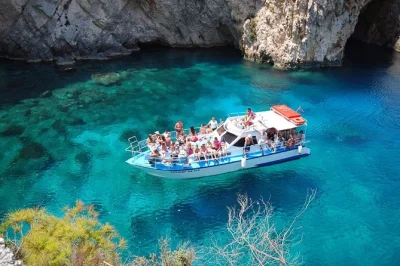 Scopri zakynthos con un tour in barca a shipwreck beach, esplora le grotte blu nascoste e nuota in calette cristalline. snorkeling incluso e facile accesso al porto.