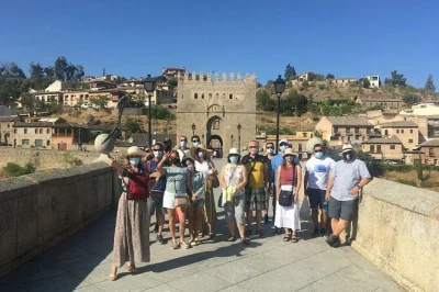 Descubre las callejuelas de toledo, admira la obra maestra de el greco y recorre la antigua sinagoga con guía local. incluye entradas rápidas y recogida en ciudad.