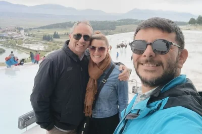 Découvrez les terrasses blanches de pamukkale, explorez les ruines antiques d’hierapolis et savourez un déjeuner turc, avec prise en charge à l’hôtel et guide local.