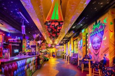 Descubre un rincón oculto en madrid con música latina, salsa, cócteles y empanadas frescas. sin colas, solo diversión hasta altas horas.