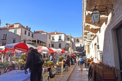 Starte deinen tag in dubrovnik mit einer ruhigen tour um 7:30 uhr durch die altstadt, schlendere durch versteckte gassen, lausche lokalen geschichten und erhalte echte tipps vom guide, bevor die mensc