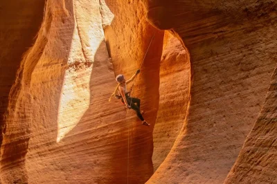 Sinta a adrenalina do canyoneering no coal hollow slot canyon em east zion, com passeios de utv, rapel guiado e todo o equipamento incluso. grupo pequeno e transporte incluso.