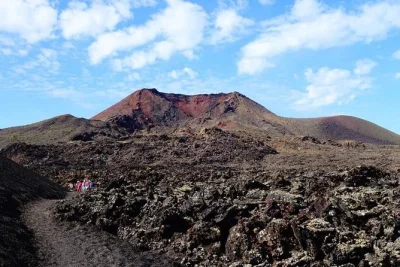 Esplora i campi di lava di lanzarote, cammina tra i crateri del timanfaya con una guida locale e scopri le storie delle eruzioni. include trasporto privato, snack e attrezzatura.